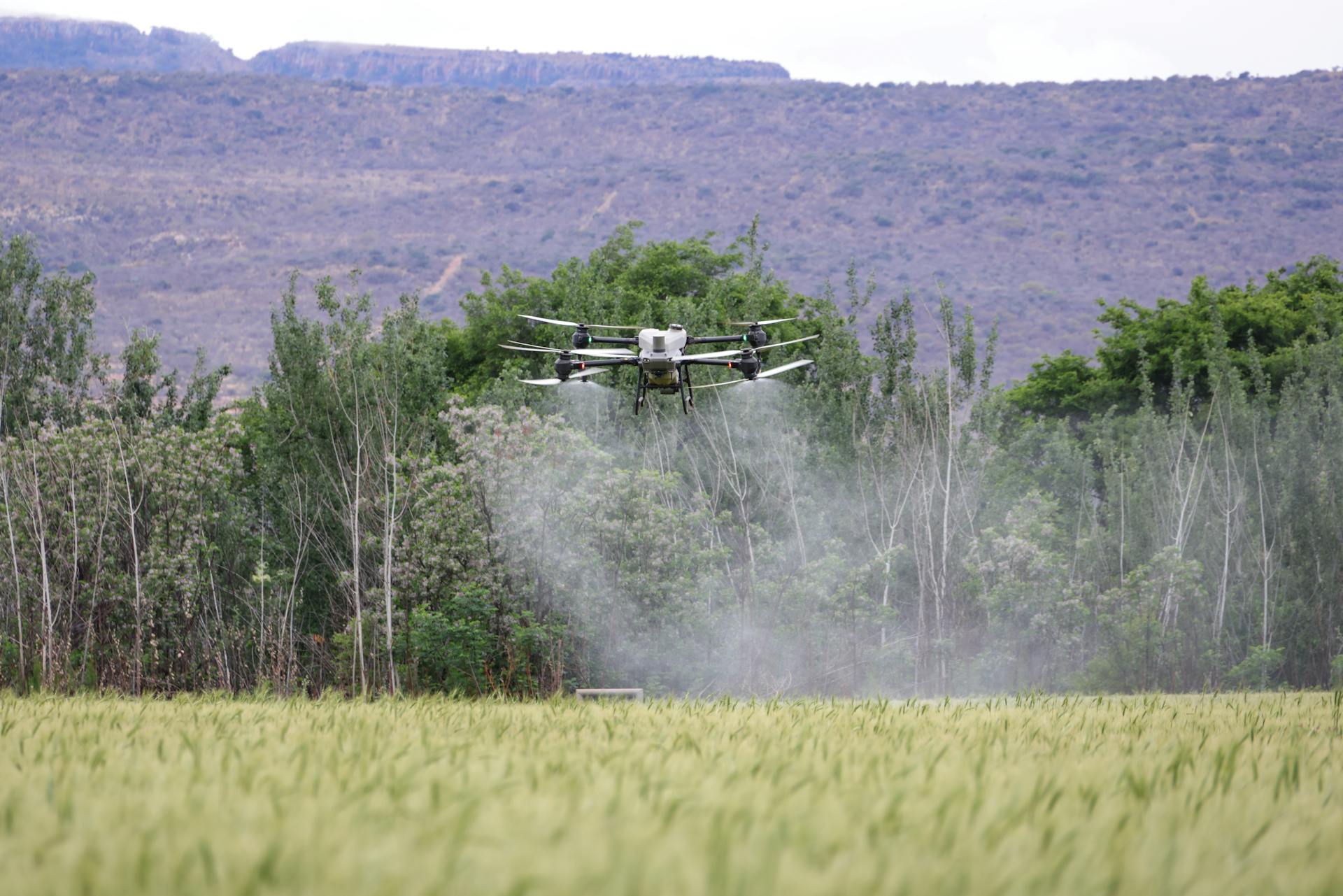 Aeronave de pulverização agrícola sobre lavoura