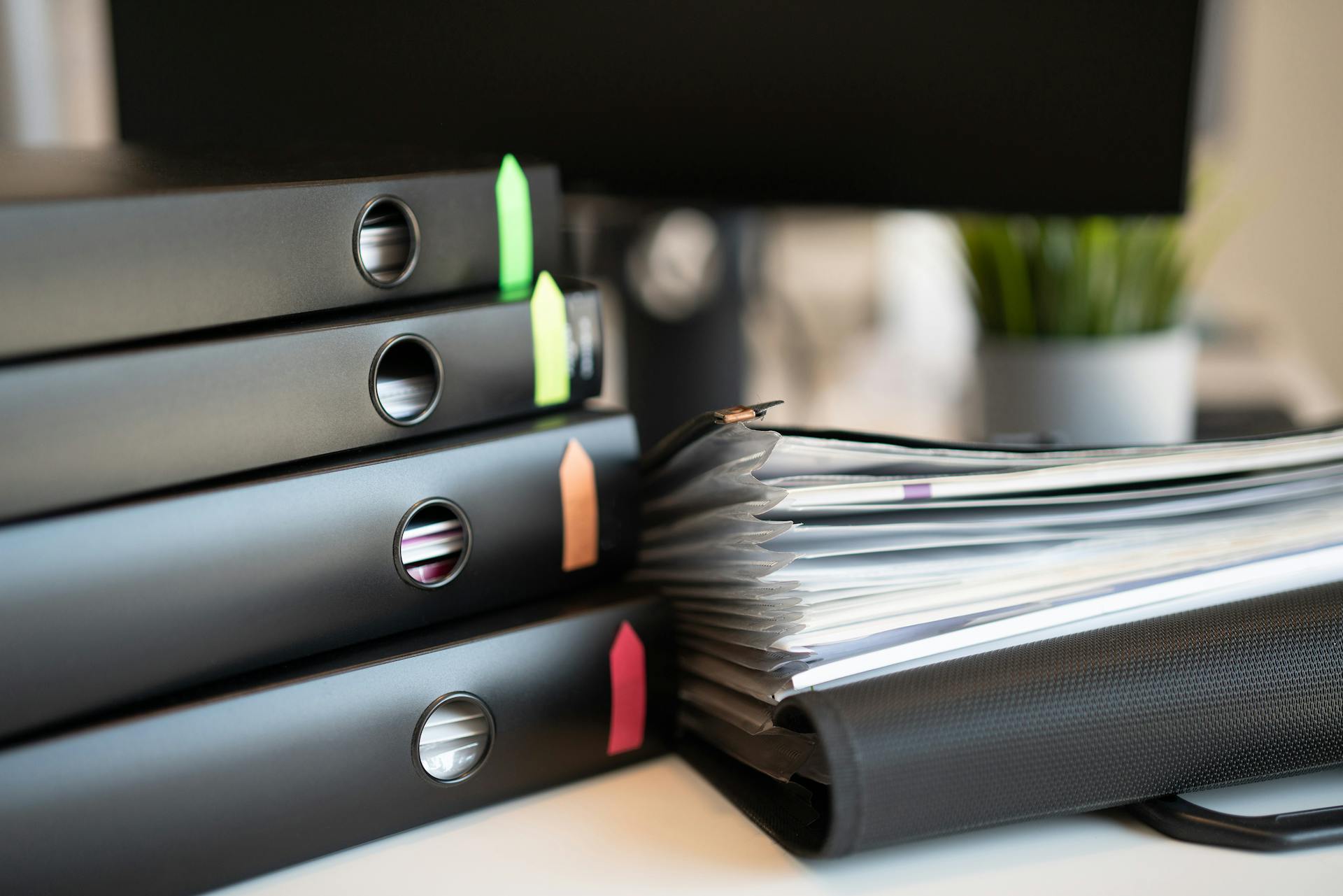 Mesa com documentos e pastas organizadas